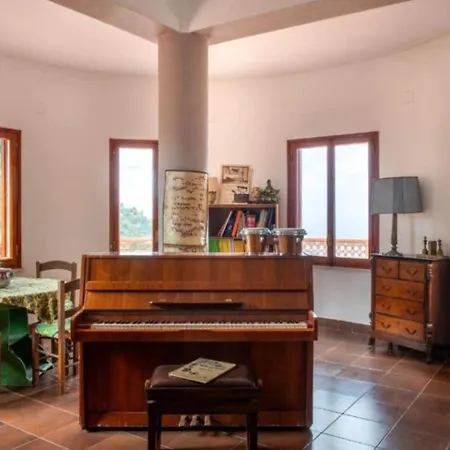 בית נופש With Pool, 15min To